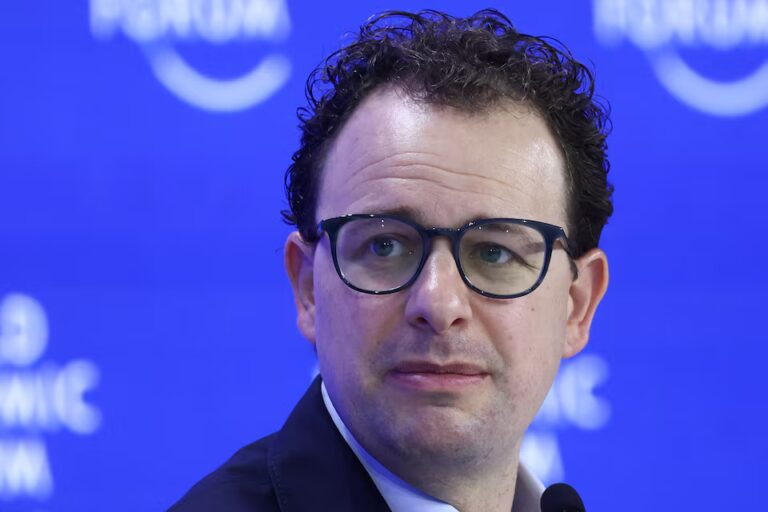 White House and Anthropic CEO discuss working together amid rising fear about Mythos model